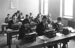 Začátkem 20. století měl každý zaměstnanec pevně přidělenou kancelář. Práce byla orientována na splnění úkolu, panovala zde přísná hierarchie a pojmy jako posílené postavení pracovníka nebo mikro management jednoduše neexistovaly – foto