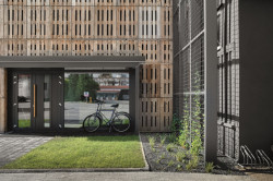 Na zatravňovací dlažbě před budovou se dá parkovat. (Administrativní budova Fortemix v Paskově od PROJEKTSTUDIO)