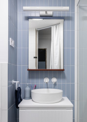 Pohled do koupelny (Rekonstrukce bytu v panelovém domě v Praze na Gutovce; P2P.)