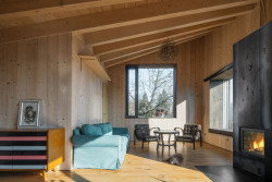 Obývací prostor spojuje jídelnu, kuchyni a sedací kout. 