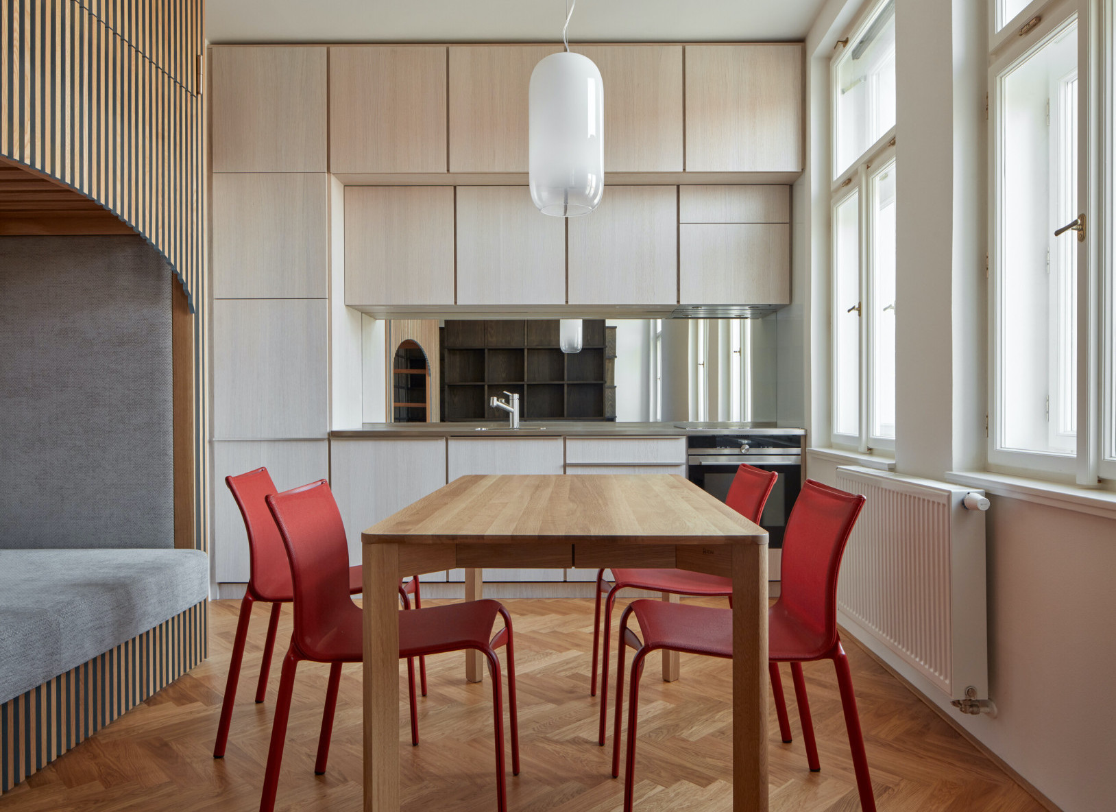 Interiér pražské garsonky na Žižkově od ateliéru ORA