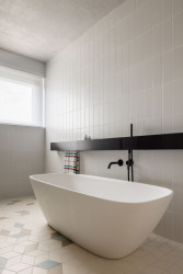 Rodinný dům v Záhorských sadech v Bratislavě, ARCHITEKTI mikulaj & mikulajova: Pohled do koupelny