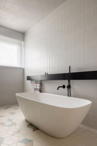 Rodinný dům v Záhorských sadech v Bratislavě, ARCHITEKTI mikulaj & mikulajova: Pohled do koupelny