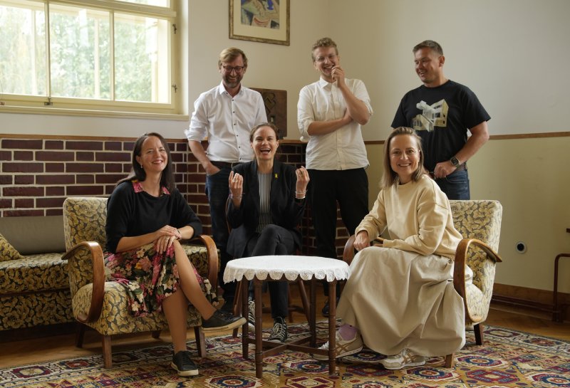 Majitelé slavných staveb. Zleva Kristina a David Cysařovi (Winternitzova vila), Eliška Kaplicky Fuchsová (Vila Čerych), Štěpán Laichter (Laichterův dům), Zuzana Kadlečková (Volmanova vila), Jan Novák (Budilova letní vila)