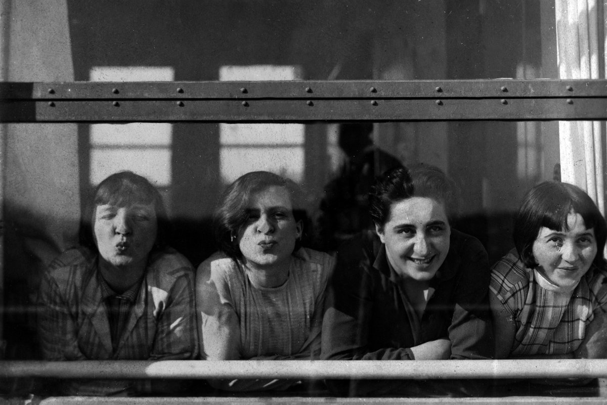 Ženy Bauhausu: Jména Walter Gropius, Mies van der Rohe či Marcel Breuer zná každý, ale co třeba výtvarnice Friedl Dicker-Brandeis nebo textilní umělkyně Gunta Stölzl? 