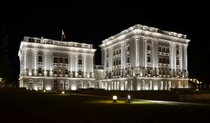 Budova parlamentu ve Skopje po přestavbě.