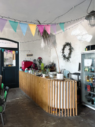 Prostor co-worku Svět Hub je prostorově i lokací - pomezí Vinohrad a Vršovic, moc fajn. Je tu dokonce i samoobslužný bar s kávou, limonádami nebo lahváči, což během rozhovoru přišlo vhod.