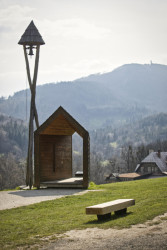 Zvonička na Horečkách s posezením na lavici z masivního dubového dřeva od Valovera Friends.
