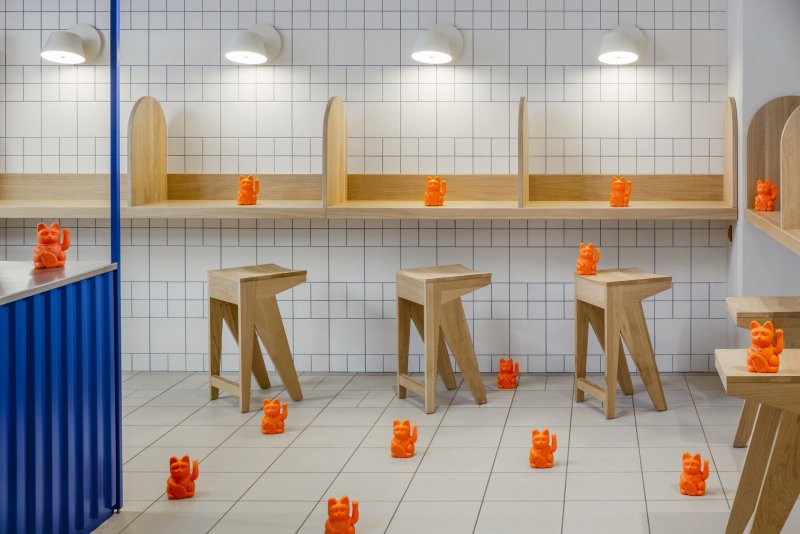 V Minecraftu je všechno z kostiček, do bistra se ale pro pohodlí dostaly i jiné tvary. (Bistro Ramencraft v Praze, SAO Architekti)