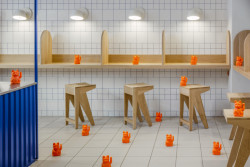 V Minecraftu je všechno z kostiček, do bistra se ale pro pohodlí dostaly i jiné tvary. (Bistro Ramencraft v Praze, SAO Architekti)