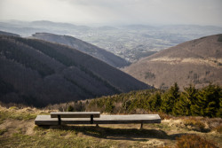 Lavice s opěrkou na Pustevnách. Oboje z masivního dubového dřeva. Místo pro odpočinek a vnímání krásy Beskyd.