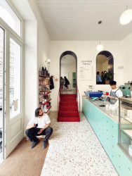Podobně odvážně vybarvené kavárny bychom našli spíš ve Skandinávii nebo jiných „designových“ zemích – pro pražskou kavárenskou scénu je to příjemné osvěžení. (Onesip Coffee, edit!)
