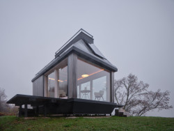 Tiny house funguje jako "ostrovní systém." (Domek ve vinici; Ark-Shelter, Archekta)