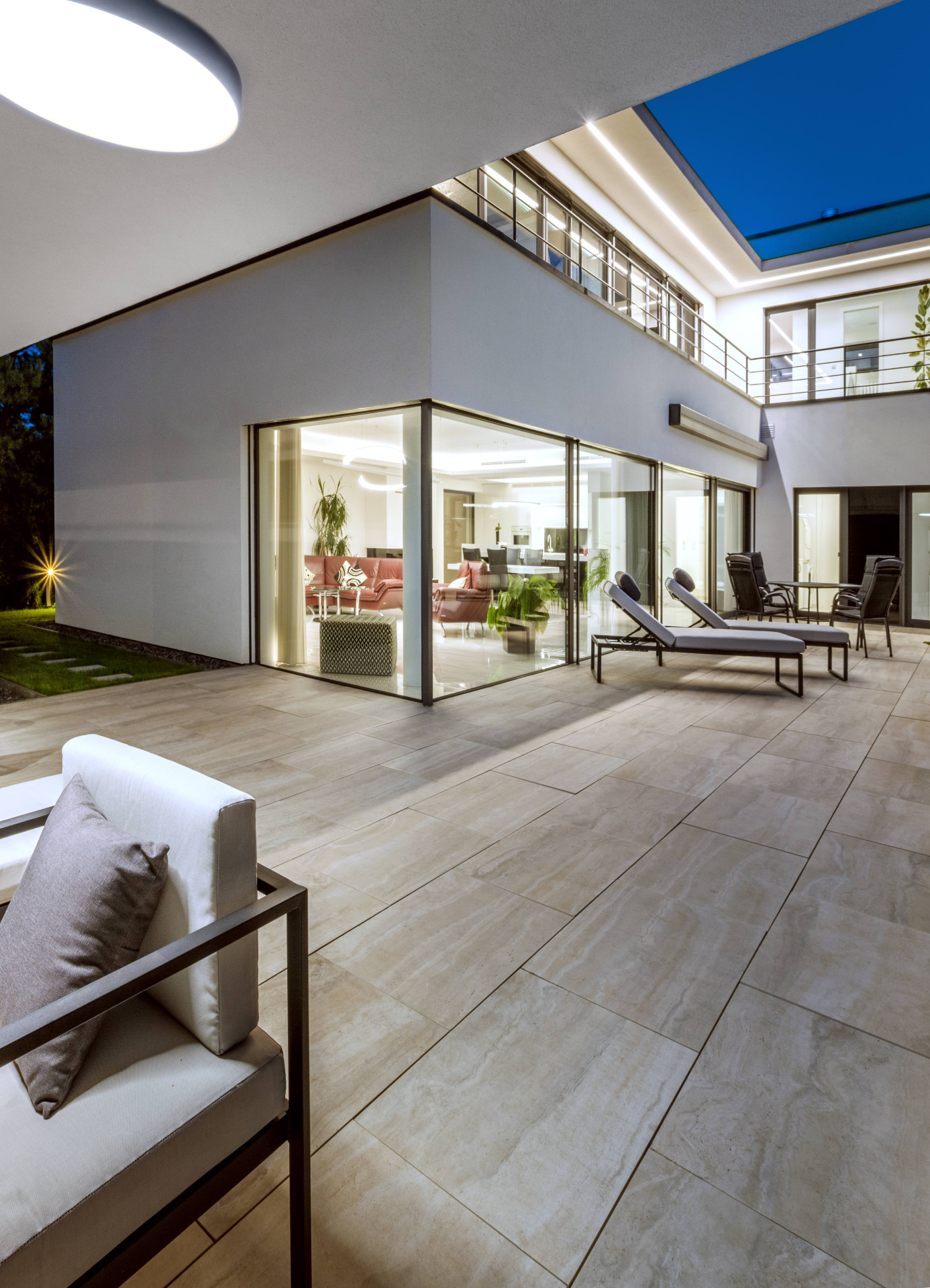 Ateliér Kareš Arch zrealizoval v Brně neofunkcionalistickou vilu, která se otevírá do zahrady