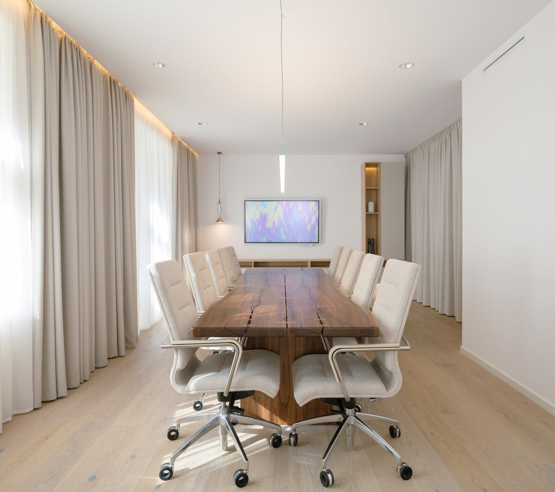 Zasedací místnosti jsou vybavené na míru vyrobenými ořechovými stoly. (Zrekonstruované kanceláře v Paláci Akropolis; Marco Maio Architects)