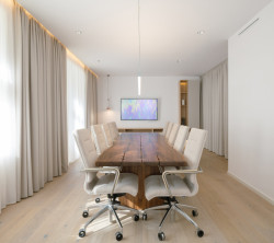 Zasedací místnosti jsou vybavené na míru vyrobenými ořechovými stoly. (Zrekonstruované kanceláře v Paláci Akropolis; Marco Maio Architects)