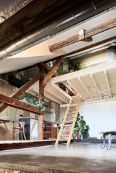 Největším stavebním zásahem bylo vybudování nového mezipatra zavěšeného do krovu. (Rekonstrukce podkroví, totalbrutal a svobodová blaha)