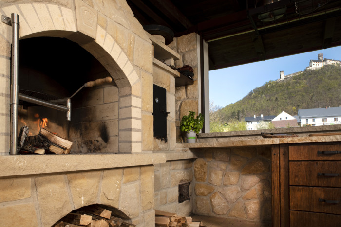 Šamotky jsou speciální typ žáruvzdorných cihel, které dokážou snášet teploty až 1350 °C a odolávat tepelným šokům