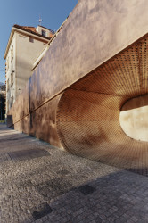 Architekti zde lávku vybudovali, aby propojili ulici s novou vstupní halou.