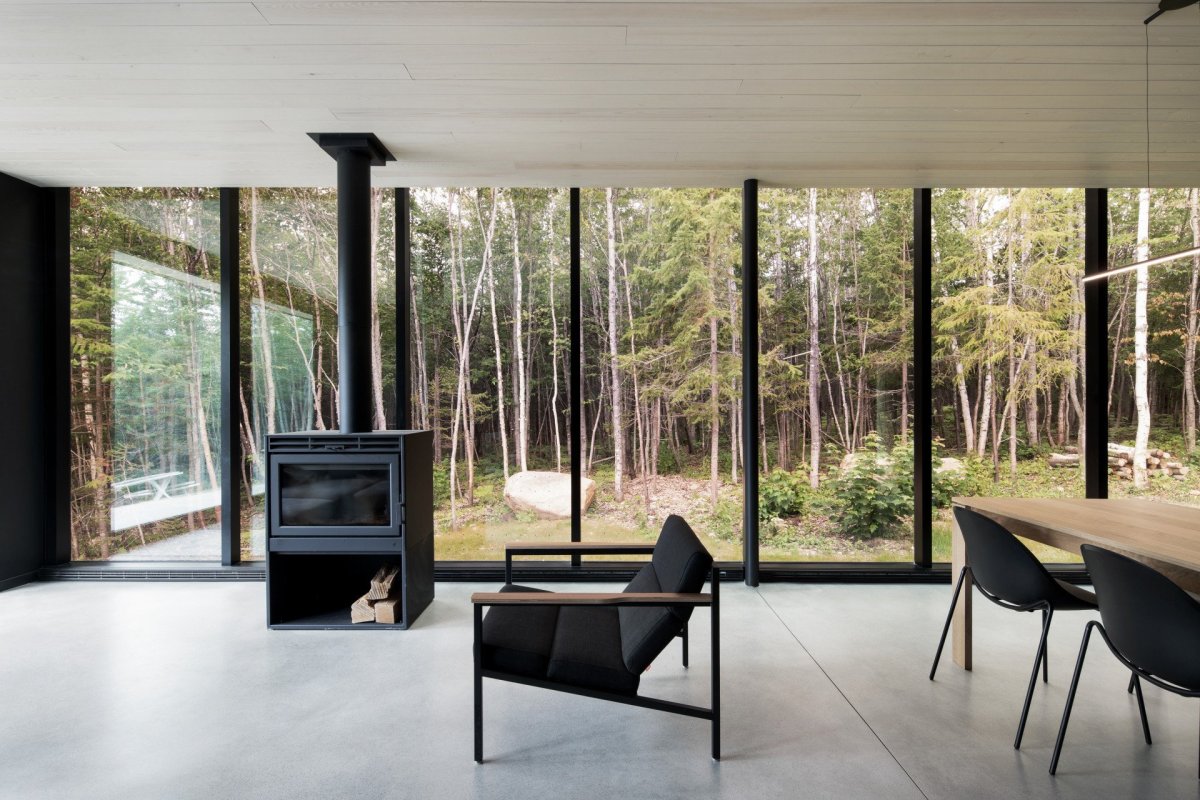 Prefabrikované chatky od studia Bourgeois / Lechasseur architects nedaleko kanadské lyžařské oblasti Le Massif de Petite-Rivière-St-François v lese u Charlevoix