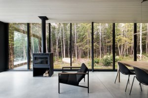 Prefabrikované chatky od studia Bourgeois / Lechasseur architects nedaleko kanadské lyžařské oblasti Le Massif de Petite-Rivière-St-François v lese u Charlevoix