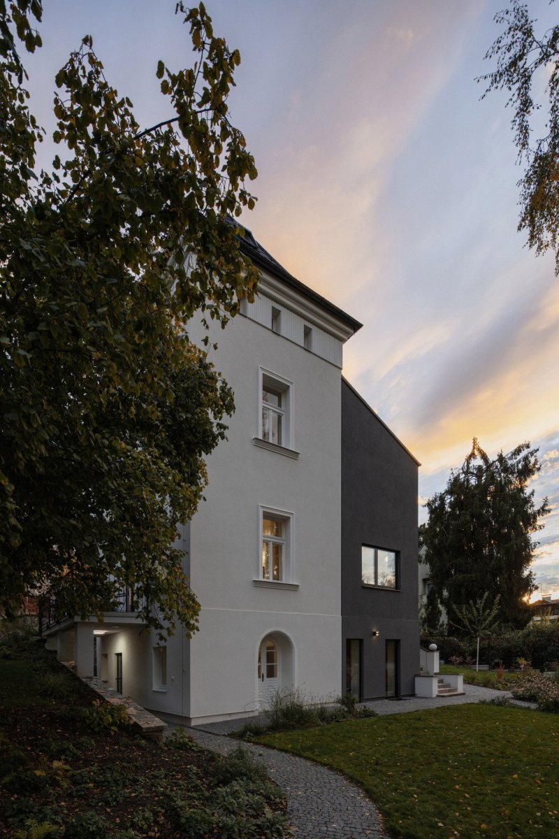 Zrekonstruovaná vila poblíž Prahy od Karnet architekti