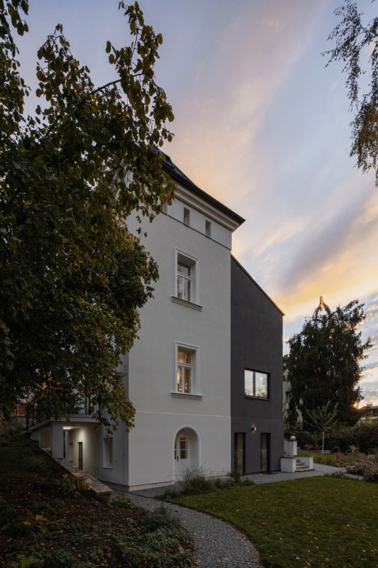 Zrekonstruovaná vila poblíž Prahy od Karnet architekti