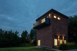 Ateliér Laplan proměnil bývalou trafostanici v moravském Vyškově na kanceláře a byt