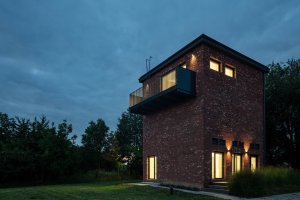 Ateliér Laplan proměnil bývalou trafostanici v moravském Vyškově na kanceláře a byt