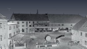 Mračno bodů: Průčelí areálu Žateckého pivovaru ze Žižkova náměstí. Podkladem pro tento snímek byla mračno bodů vyskenovaná 3D laserovým skenerem geodety z&nbsp;Teamu Exact. (vyskenováno 07/2016 přístrojem Riegl VZ-400)