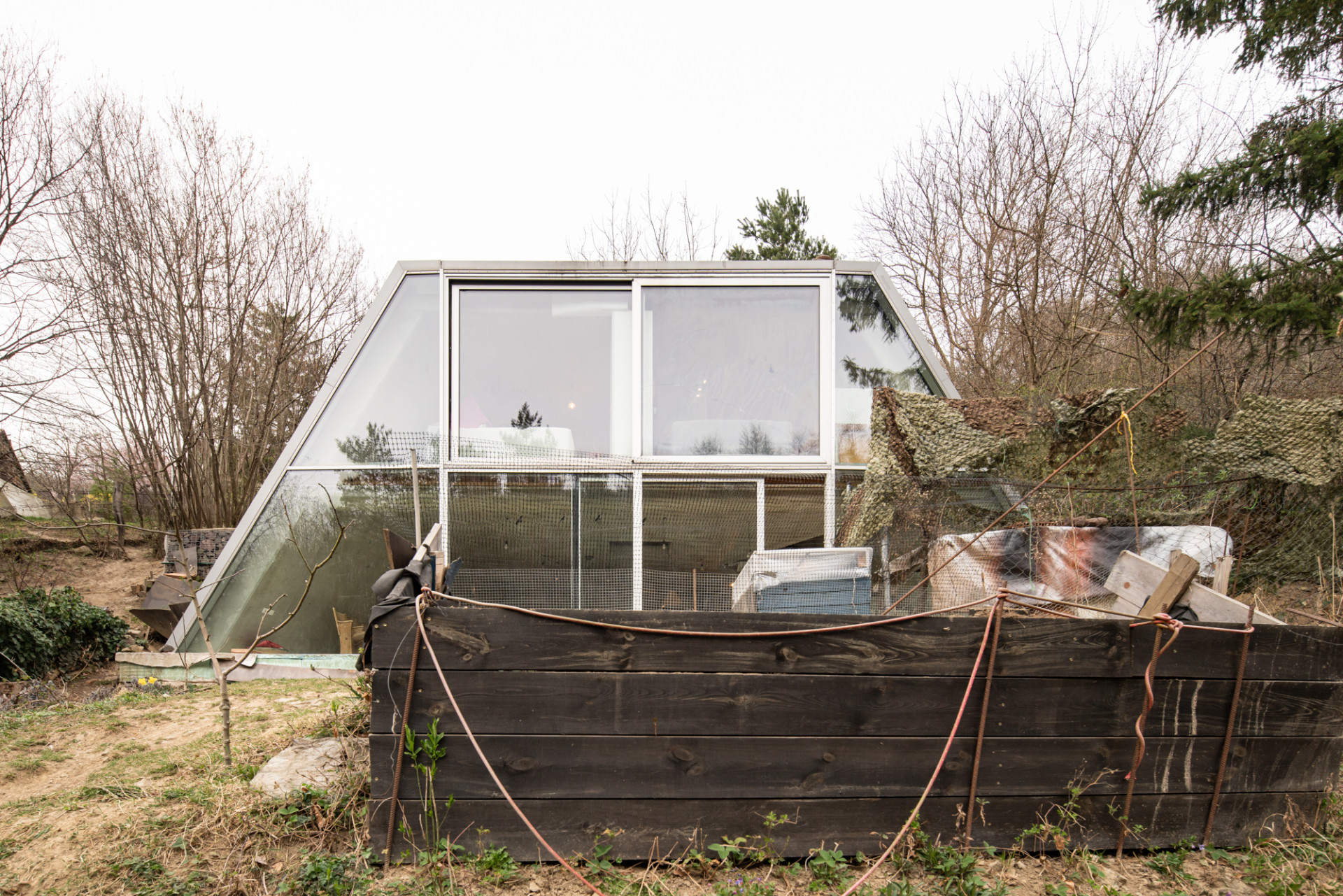 Rodinný dům Pernek, ksa_studeny: Dům se
velkou prosklenou fasádou otevírá okolní přírodě