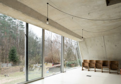 Rodinný dům Pernek, ksa_studeny: Pohledový beton, odhalené dráty elektroinstalací a neomítané
sádrokartonové desky dávají interiéru pravdivý výraz jeho vnitřní podstaty