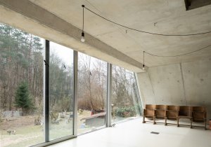Rodinný dům Pernek, ksa_studeny: Pohledový beton, odhalené dráty elektroinstalací a neomítané
sádrokartonové desky dávají interiéru pravdivý výraz jeho vnitřní podstaty