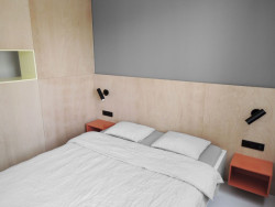 Místo postele s čelem jsme vytvořili obkladový panel se zabudovaným osvětlení a nočními stolky. Studio ČTYŘI STĚNY, Rekonstrukce bytu v Krči - foto