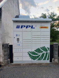 Ekobox v Albrechticích nad Vltavou začleněný do plotu.