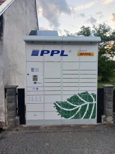 Ekobox v Albrechticích nad Vltavou začleněný do plotu.