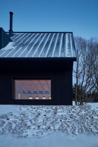 Milada je zahalená v černé barvě a navenek působí trochu tajemně. (Chalupa Milada, studio ADR)