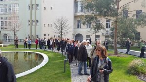 Zdeněk Lukeš: První jarní psí vycházka, psí vycházníci v parku Desfourského paláce