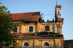 Rekonstrukce kostela sv. Anny ve Verneřicích, Pohled severní na zřícenou část korunní římsy v severozápadním průčelí - 2007 - foto