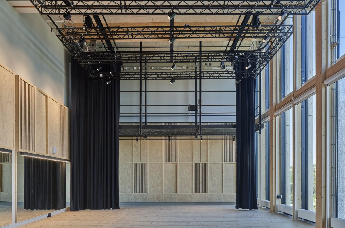 Uhlíkově neutrální kulturní centrum Sara od White Architekter