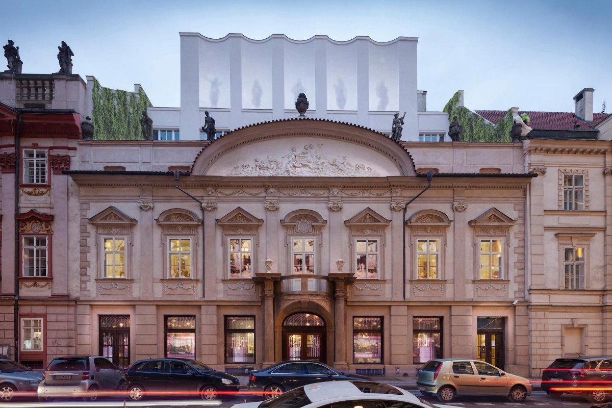 Palác Špork v Praze, Stanislav Fiala, hlavní průčelí historického paláce a nástavba Josefa Gočára.