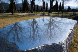 Nad centrem města vede příjemná procházka krajinou ke hřbitovu, kde ateliér Mjölk navrhl kruhovoou rozptylovou loučku s obřadním stolem z rostlého žulového kamene z úbočí Jizerských hor.