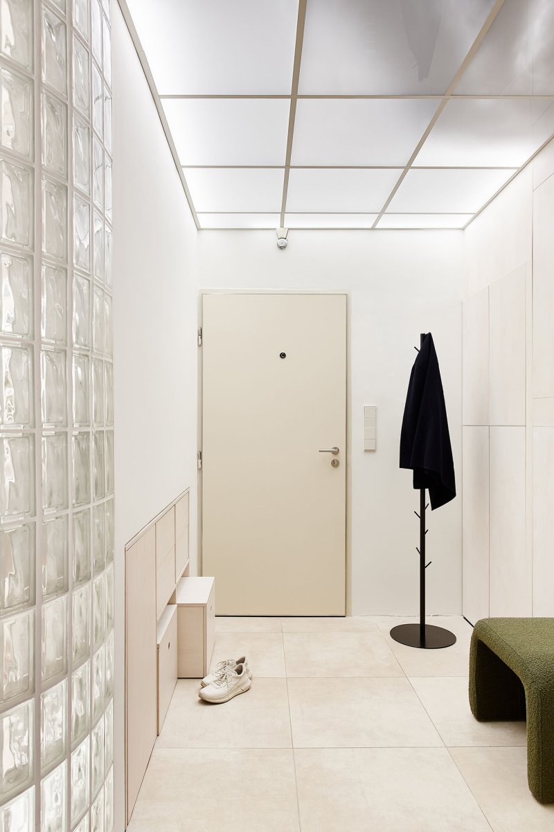 V chodbě a koupelně zůstala zachována například původní dlažba na podlaze. (Rekonstrukce bytu na Vinohradech, Markéta Bromová architekti)
