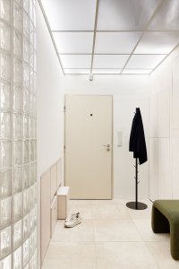 V chodbě a koupelně zůstala zachována například původní dlažba na podlaze. (Rekonstrukce bytu na Vinohradech, Markéta Bromová architekti)
