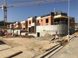 Fotografie z průběhu stavby (Obytný soubor Dolina v Lysolajích, knesl kynčl architekti)