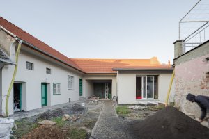 Rekonstrukce a přístavba rodinného domu v Lozorně, MAPA: Nová přístavba se vyznačuje použitím soudobých konstrukcí, prvků a proporcí oken