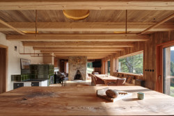 Je tu krb i kachlová kamna. (Chalupa Wunderbaude, A1Architects)