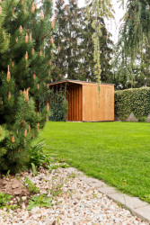 Střecha je navržená s přibližně metrovým přesahem, který vytváří krytý vstup do objektu. (Sauna, Adam Lukačovič)