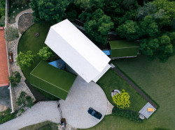 Hmotově se skládá ze tří "domků", do kterých jsou rozděleny jednotlivé funkce. (Vila v Trněném Újezdě, de.fakto)