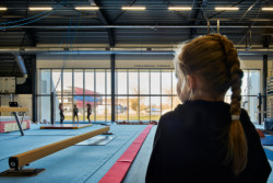 Sportovní hala ETB Sombroek ve městě Edam-Volendam v Nizozemsku od studia Kuiper Steur Architecten